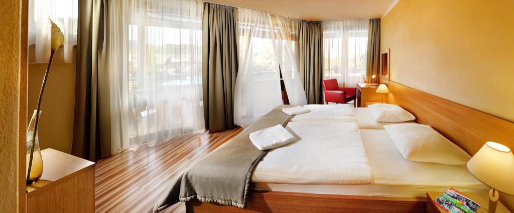 Postel nebo postele na pokoji v ubytování Hotel Bešeňová