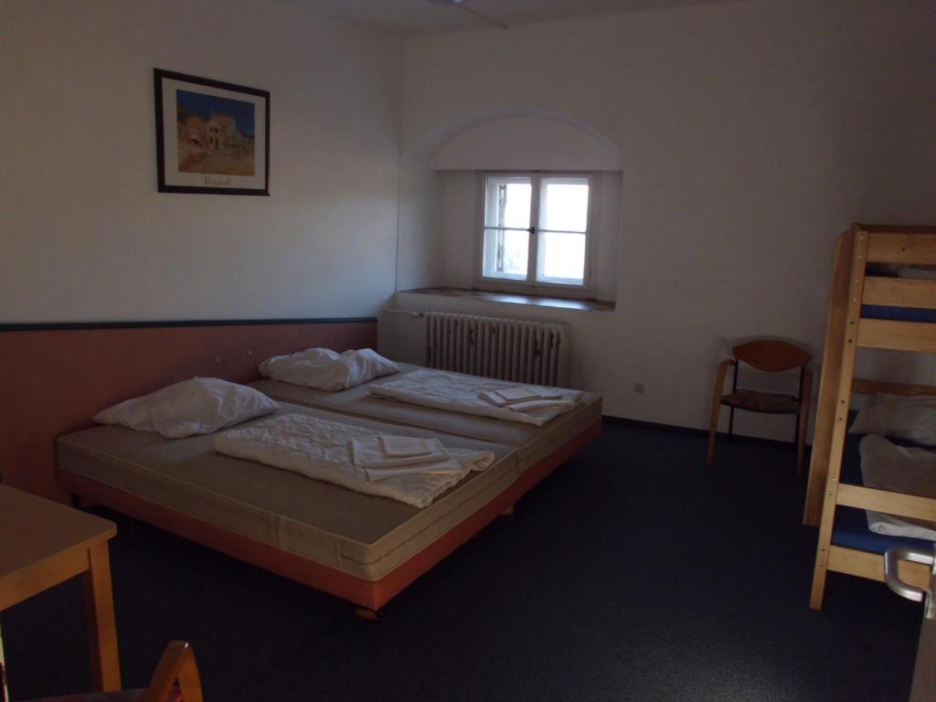 Postel nebo postele na pokoji v ubytování Herberge Burg Hohnstein