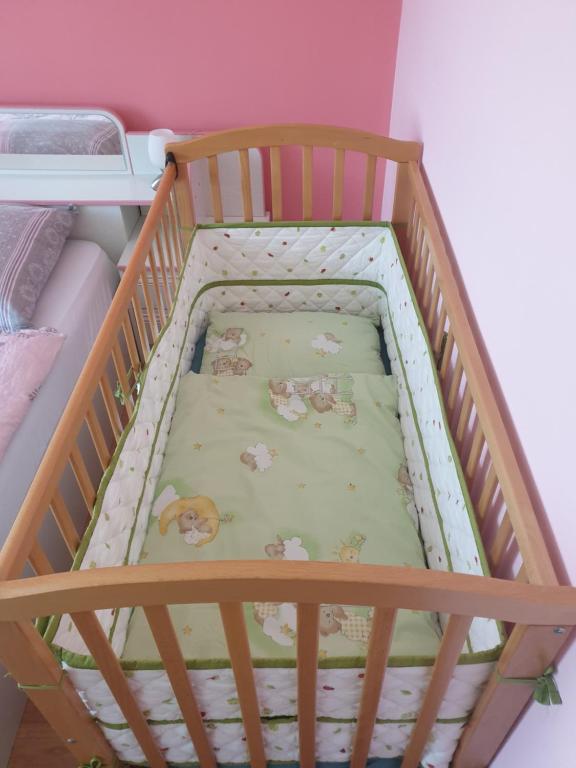 Postel nebo postele na pokoji v ubytování Apartma ob potoku