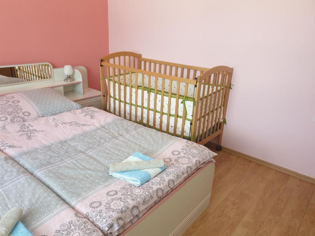 Postel nebo postele na pokoji v ubytování Apartma ob potoku