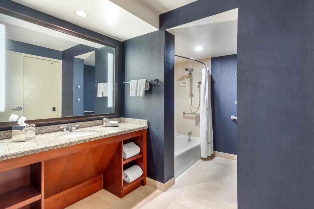Omni Chicago Hotel - 