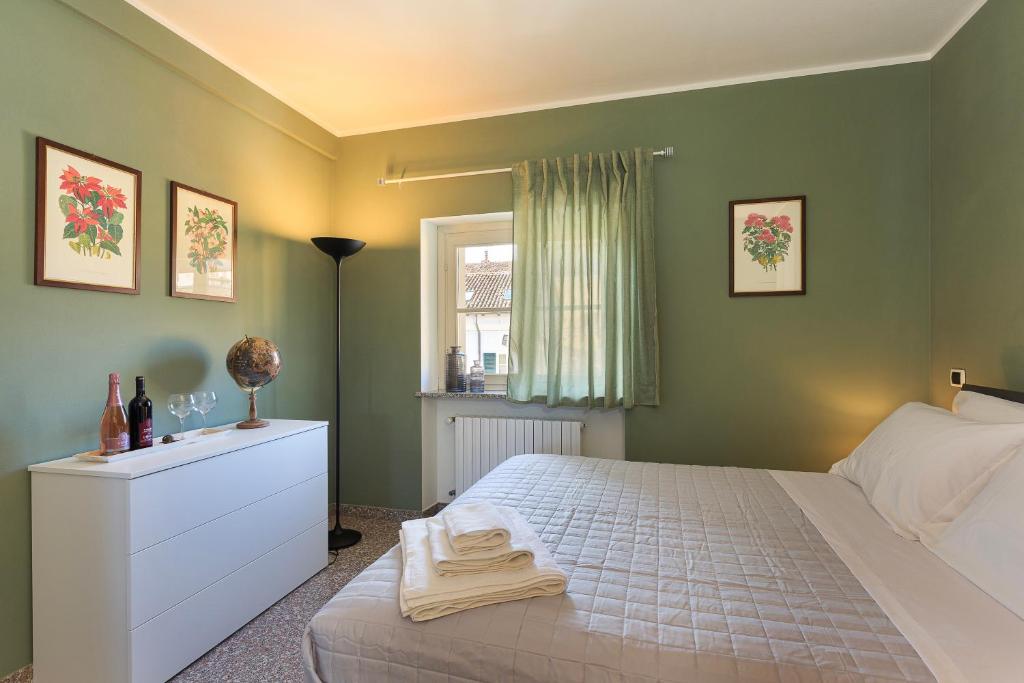 een slaapkamer met een wit bed en een raam bij Casa del Corso in Novi Ligure