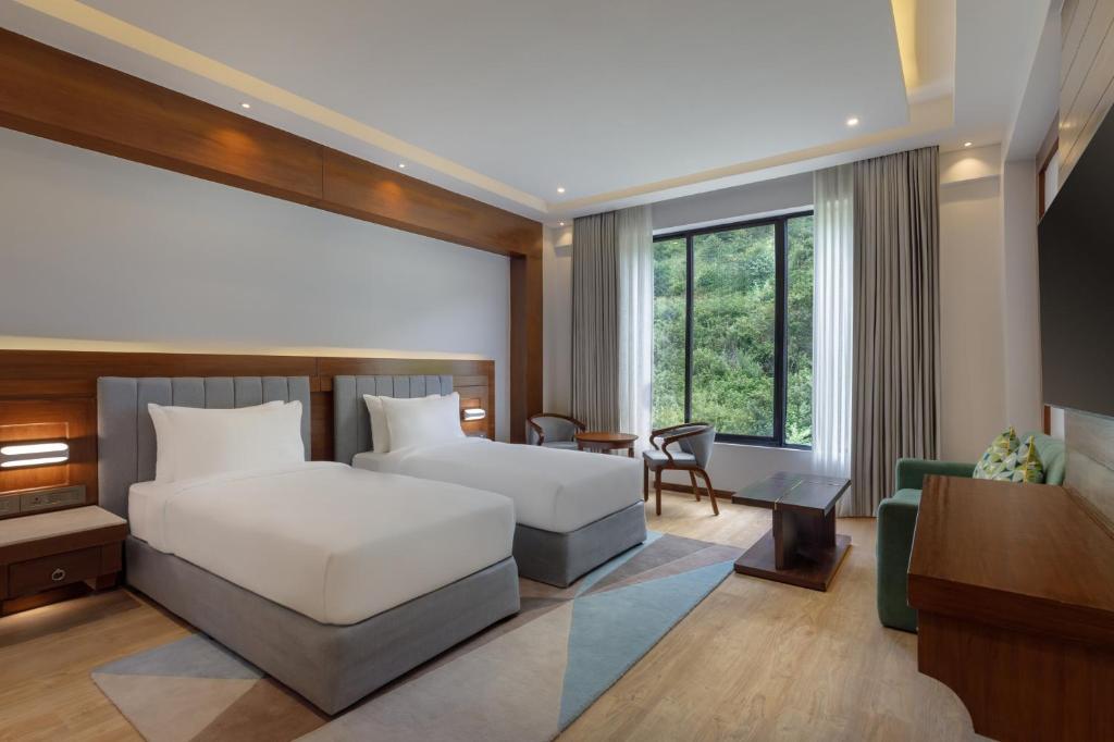 Postel nebo postele na pokoji v ubytování Holiday Inn Resort Kathmandu Budhanilkantha by IHG