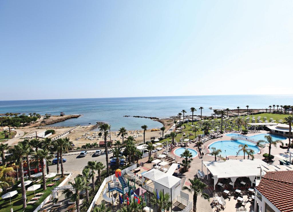 Басейн в Marlita Beach Hotel Apartments або поблизу