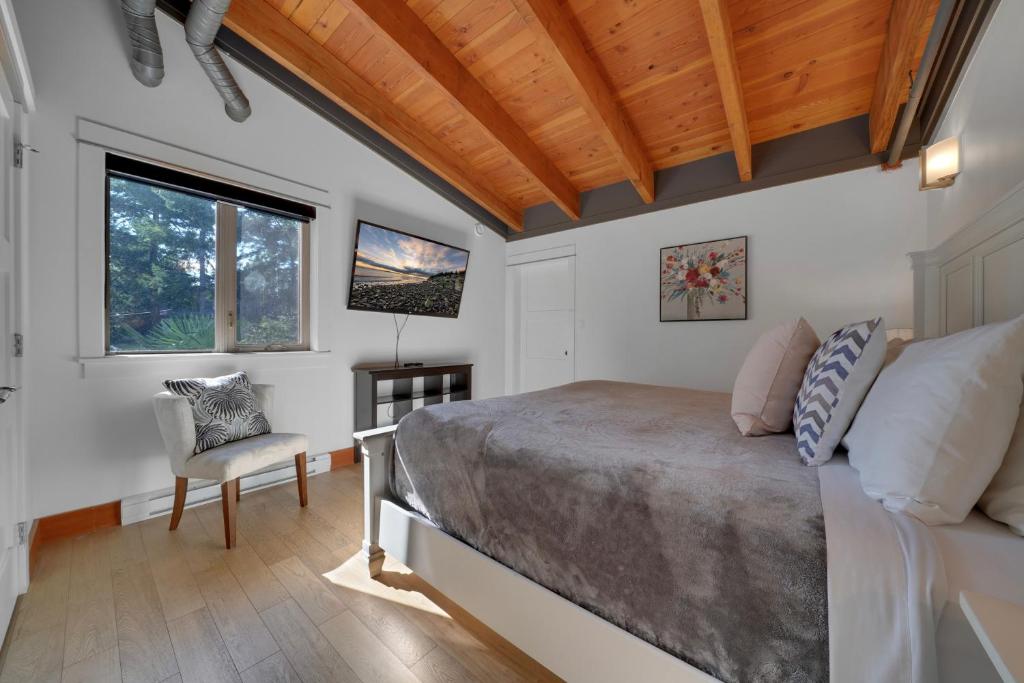 Postel nebo postele na pokoji v ubytování Mariner's Loft - Salt Spring Island