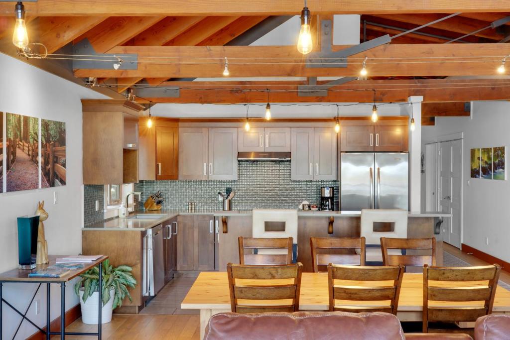 Kuchyň nebo kuchyňský kout v ubytování Mariner's Loft - Salt Spring Island