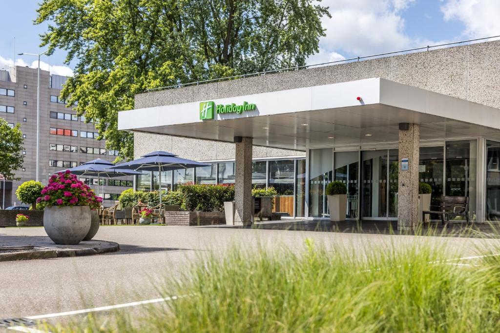 アイントホーフェンにあるHoliday Inn Eindhoven Centre by IHGのプランテンと書かれた看板のある建物