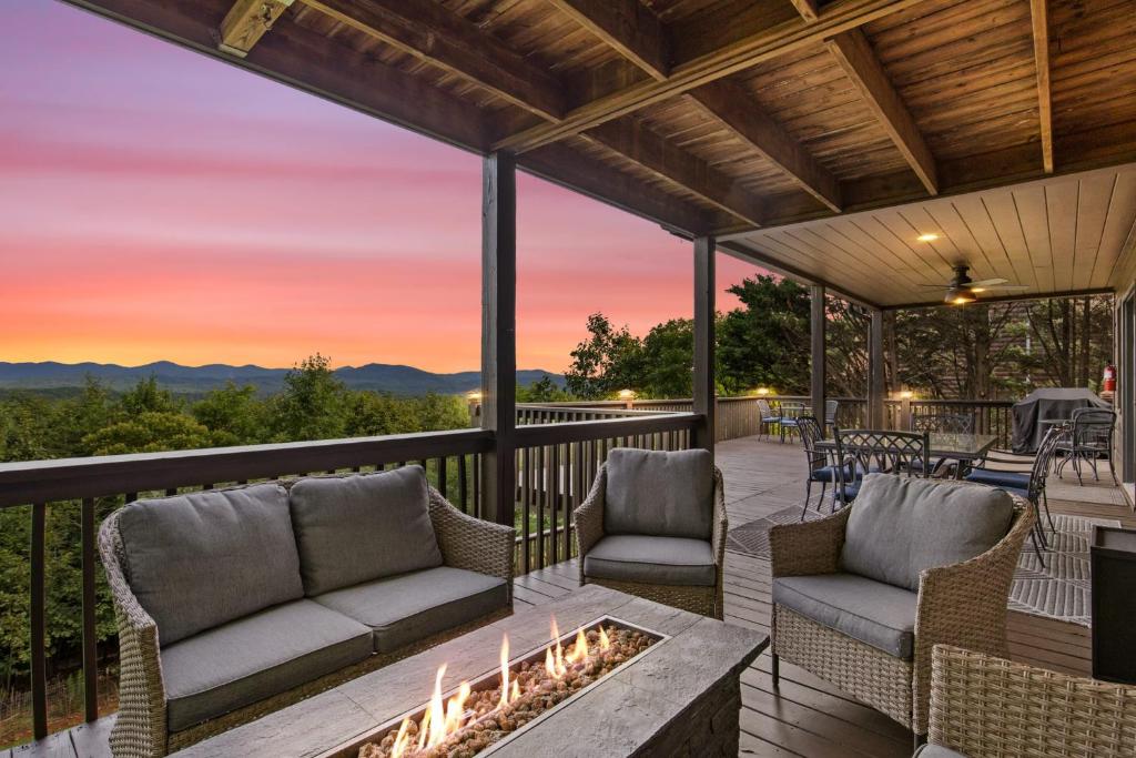 Χώρος καθιστικού στο Extensive Views~Games~Hot Tub~Fire Pit~BBQ~Updated