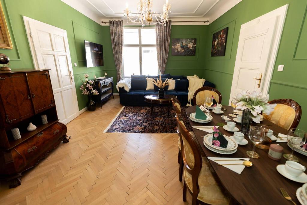 ブラチスラヴァにあるNew, Stylish and Spacious Apartmentのテーブルとソファのあるリビングルーム