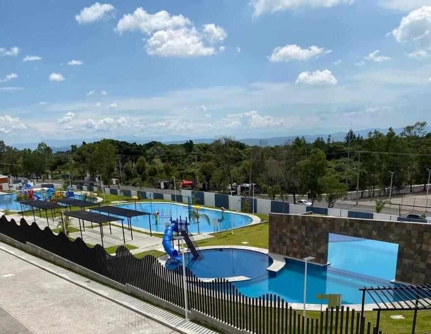 Blick auf einen Wasserpark mit Rutschen in der Unterkunft departamento en yecapixtla in Tecolote