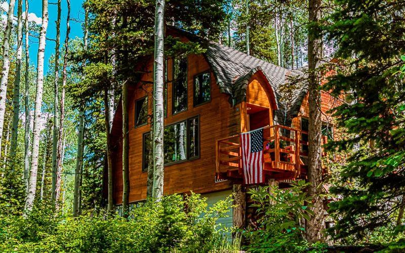 Το κτήριο όπου στεγάζεται  η παραθεριστική κατοικία