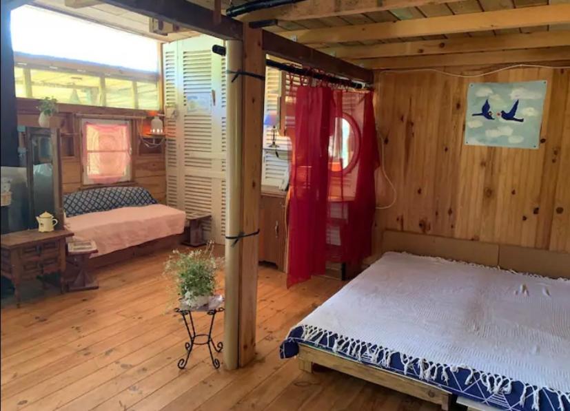 - une chambre avec un lit dans un dortoir doté de parquet dans l'établissement Studio chalet Sud Ouest, à Soustons