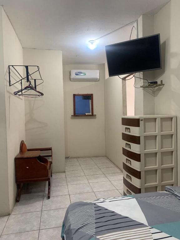 TV a/nebo společenská místnost v ubytování Habitaciones amobladas - Manabí suites