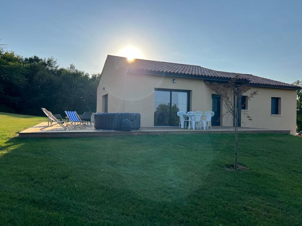 une petite maison blanche avec des chaises et une terrasse dans l'établissement Belle maison neuve, au Buisson de Cadouin