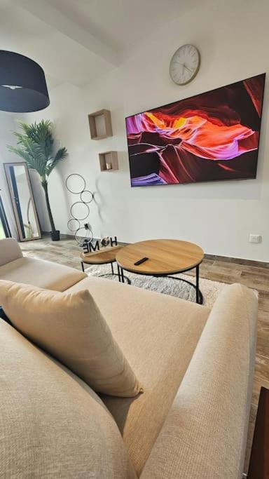 un salon avec un canapé et une table dans l'établissement La terrasse de bezons, à Bezons