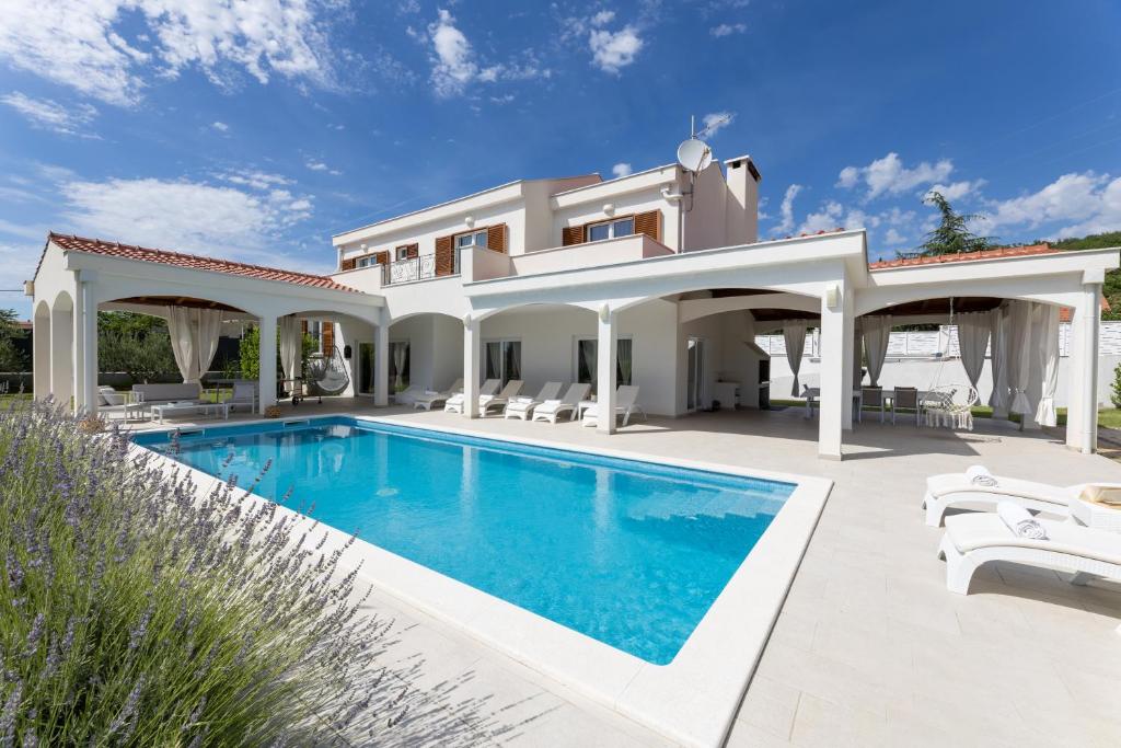 Villa Olivia - Peaceful Family Paradise Near Beach