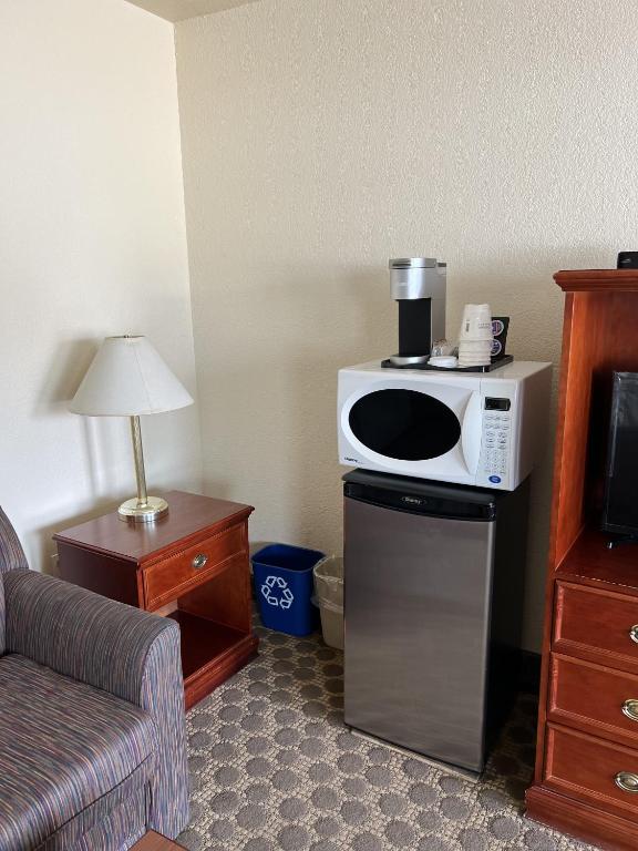 Kuchyň nebo kuchyňský kout v ubytování Travelodge by Wyndham Drumheller AB