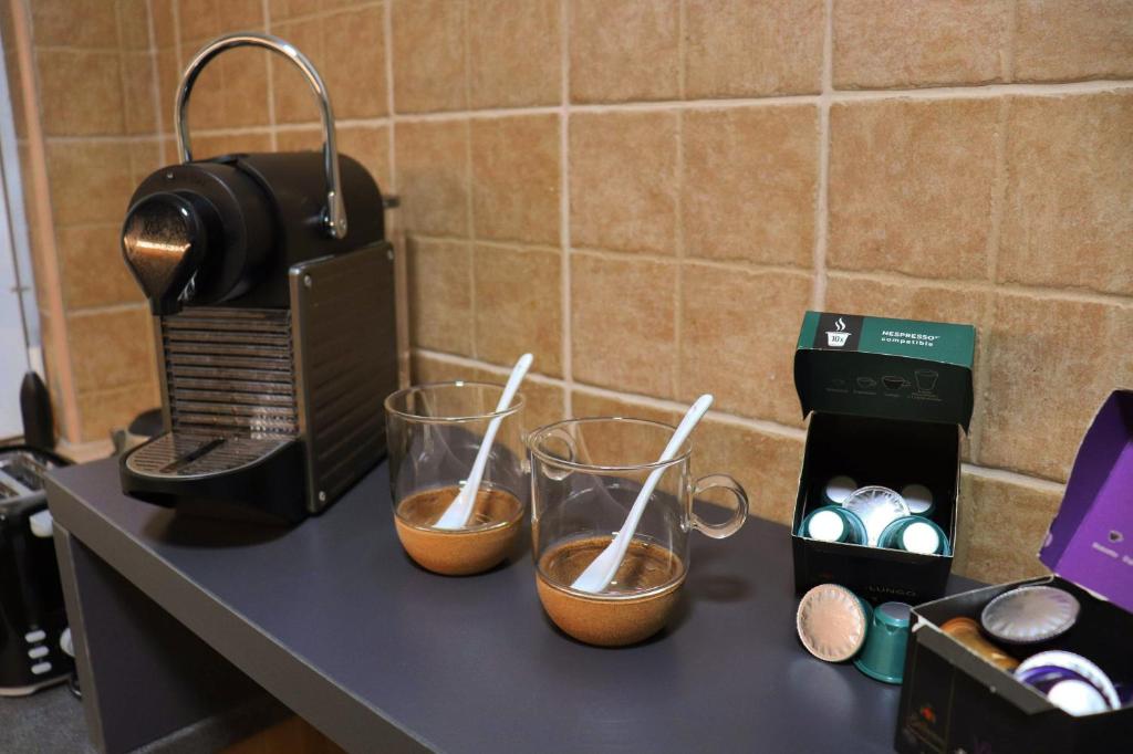 Příslušenství pro přípravu čaje a kávy v ubytování Apartman Premijer 1