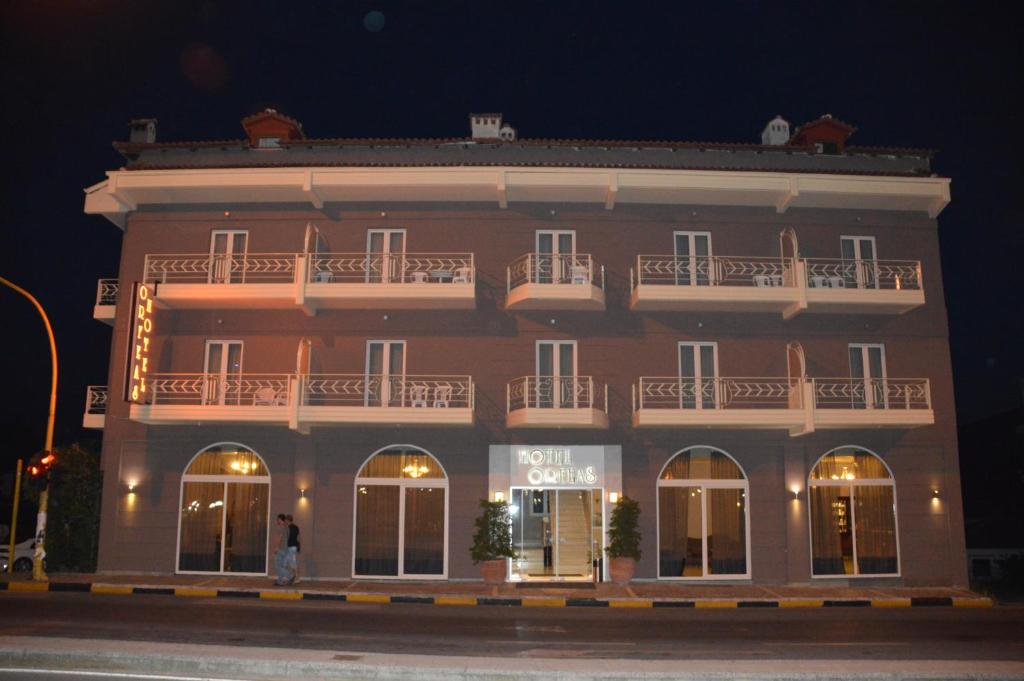 un gran edificio con un balcón en la parte superior. en Hotel Orfeas en Kalabaka