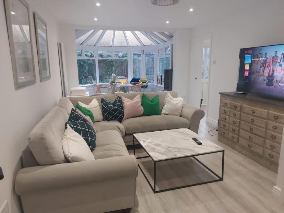 ein Wohnzimmer mit einer Couch und einem Couchtisch in der Unterkunft Luxurious 3 Bedroom House in Kent