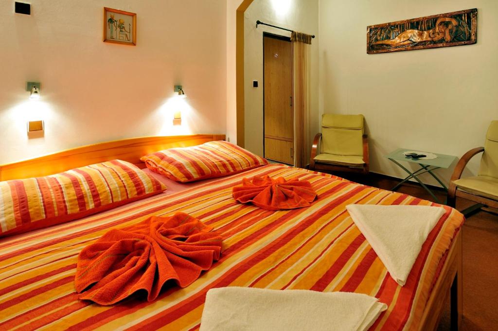 Postel nebo postele na pokoji v ubytování Hotel Kovarna