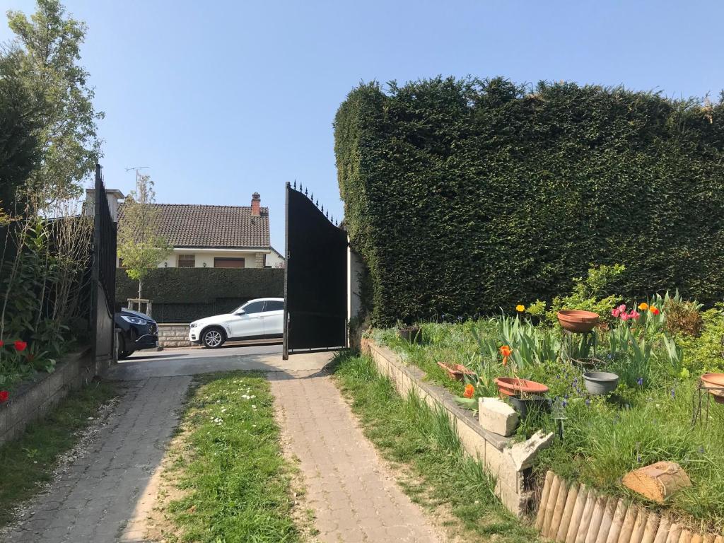 een oprit met een hek en een tuin met bloemen bij Disneyland Paris in Chelles