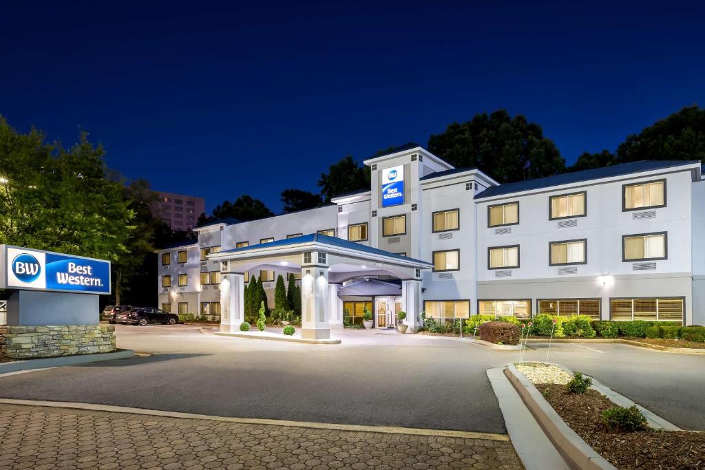 ダルースにあるBest Western Gwinnett Centerの夜のホテルの描写