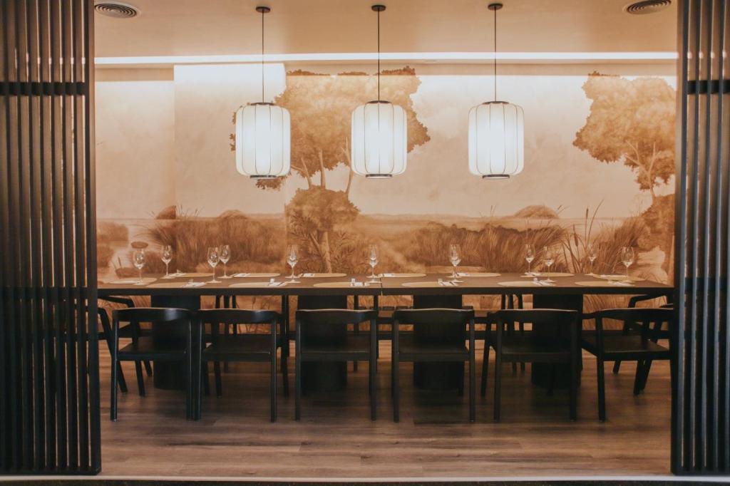 Plaza Real Suites Hotelにあるレストランまたは飲食店