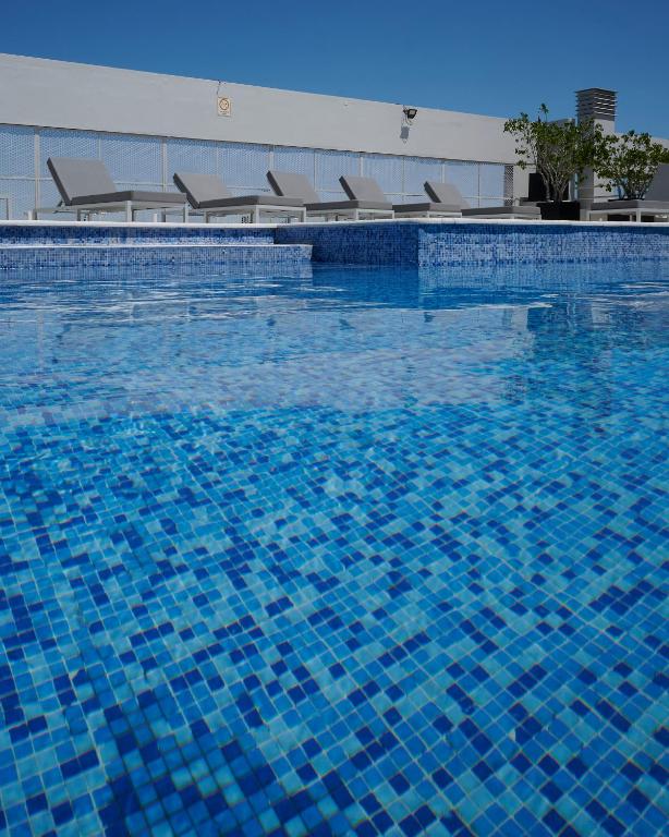 Plaza Real Suites Hotelの敷地内または近くにあるプール