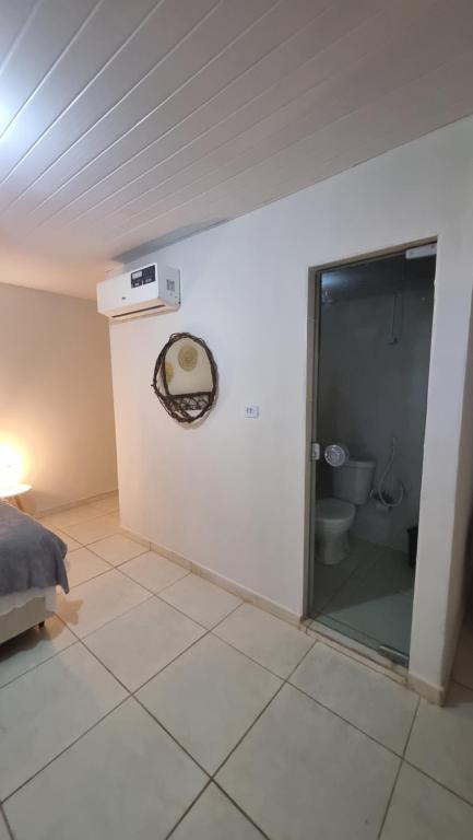 ein Schlafzimmer mit einem Bad mit einer Dusche und einem WC in der Unterkunft Pousada Mar de Sonhos in Maragogi