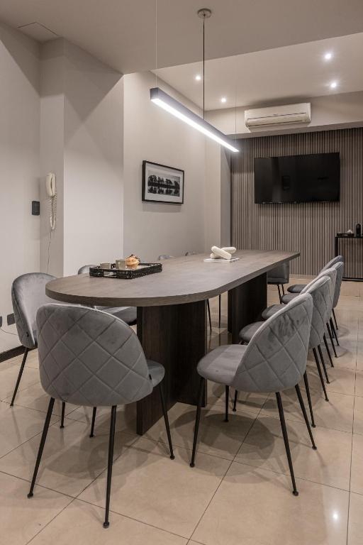 Plaza Real Suites Hotelにあるテレビまたはエンターテインメントセンター
