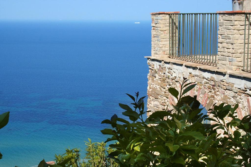 uitzicht op de oceaan vanaf de zijkant van een gebouw bij Residenza D'epoca Tamara in Castellabate