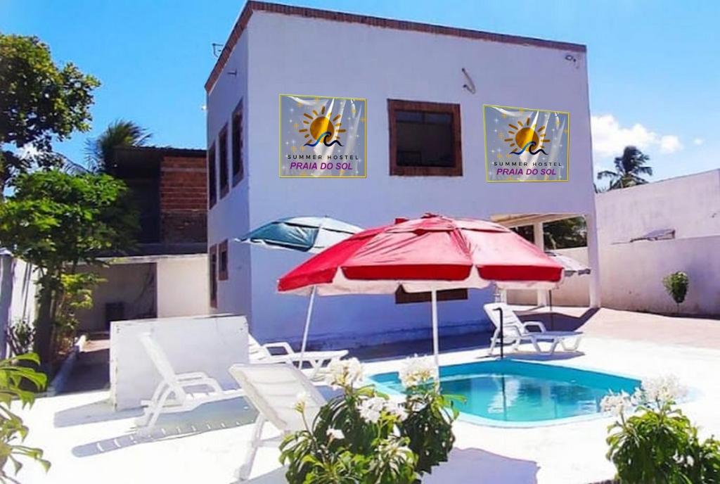Bazén v ubytování Hostel Summer Praia do Sol nebo v jeho okolí