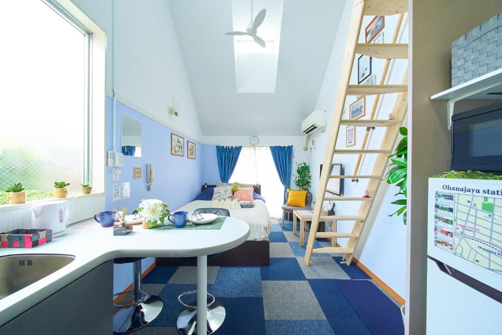 ein kleines Zimmer mit einem Bett und einem Schreibtisch in der Unterkunft SC 206 Cozy Private Stay with Loft Near Station Free WiFi in Tokio
