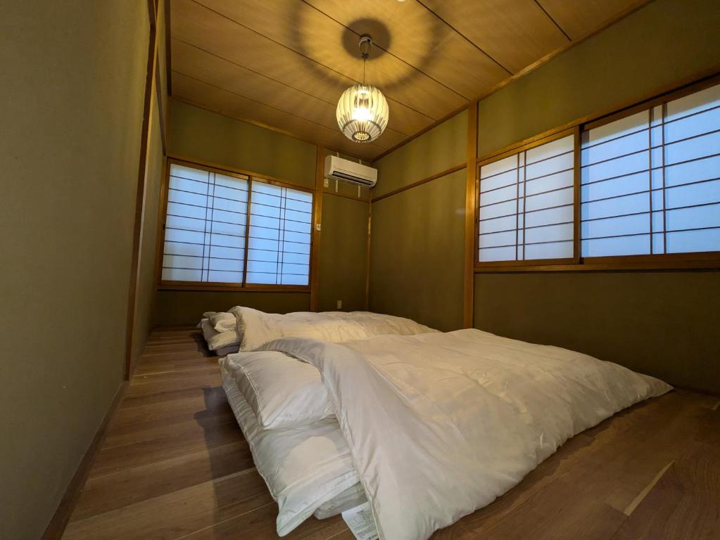 Postel nebo postele na pokoji v ubytování Villa Ishiyamadera ヴィラ 石山寺