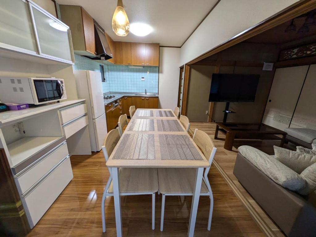 Kuchyň nebo kuchyňský kout v ubytování Villa Ishiyamadera ヴィラ 石山寺