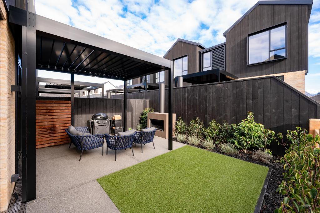 Κήπος έξω από το Wanaka Modern Townhouse with Outdoor Fireplace Sleeps 8