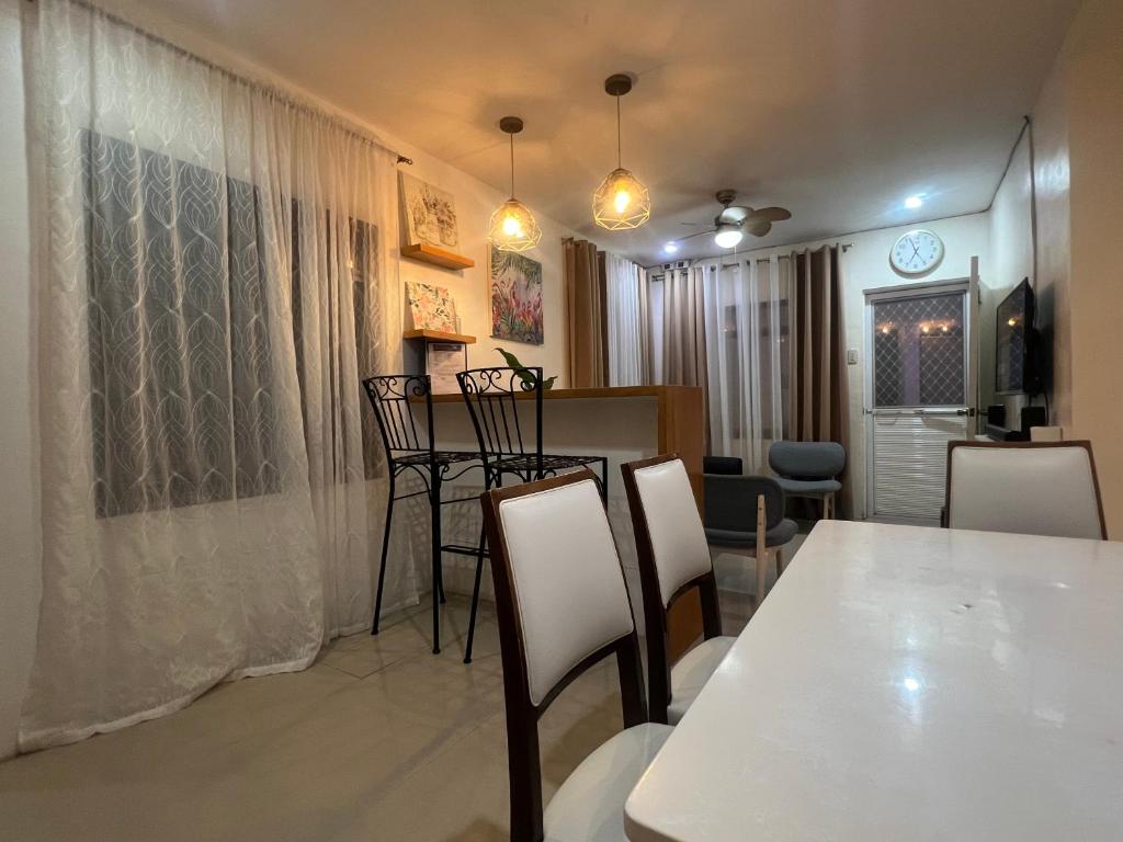 TV a/nebo společenská místnost v ubytování Scarlett Rae Private Pool Villa 1