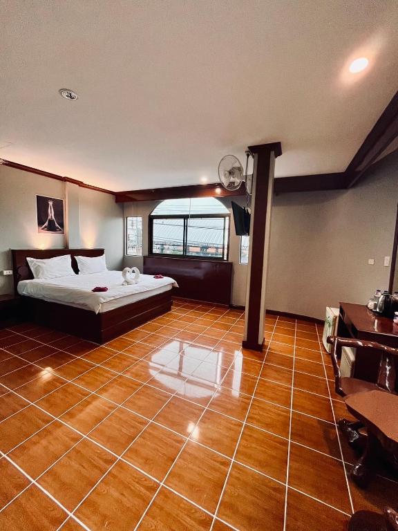 Postel nebo postele na pokoji v ubytování Centre Point Patong