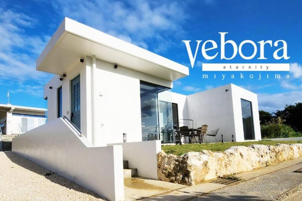 een wit huis met de woorden vlora eigendom bij vebora eternity in Bora