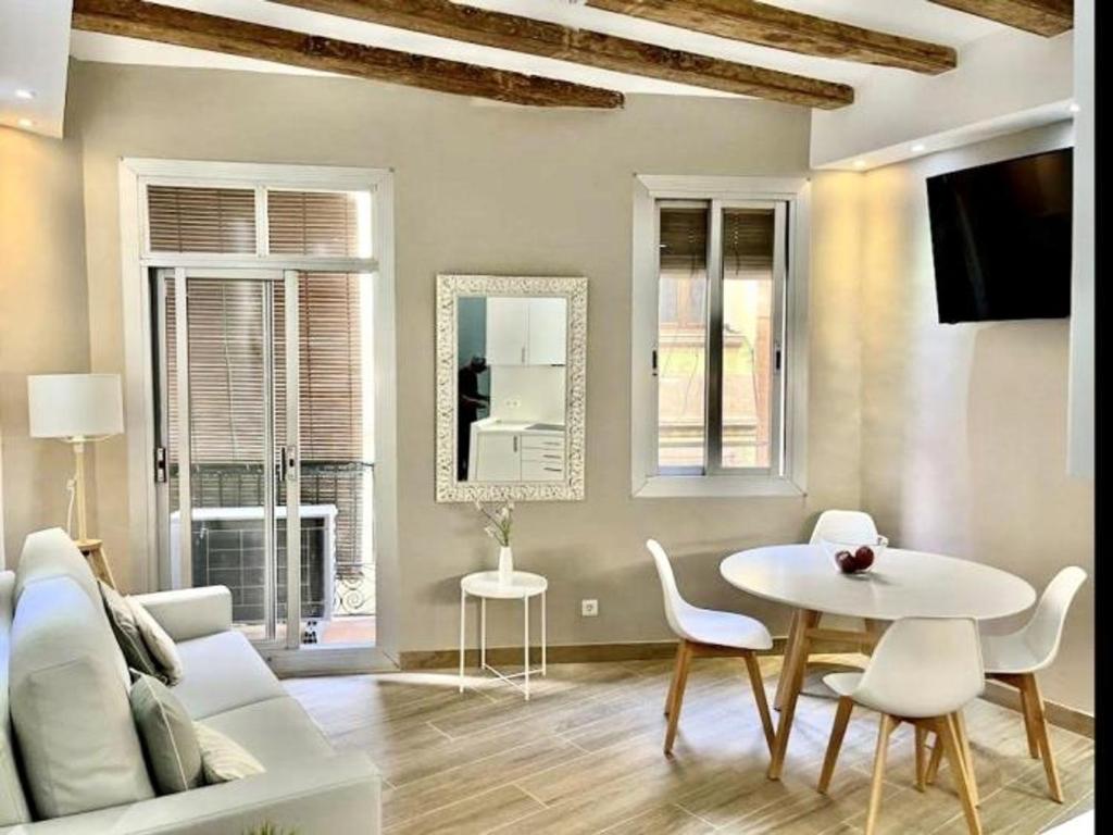Apartamento renovado con 2 habitaciones en el corazón de Barcelona - ES-341-3