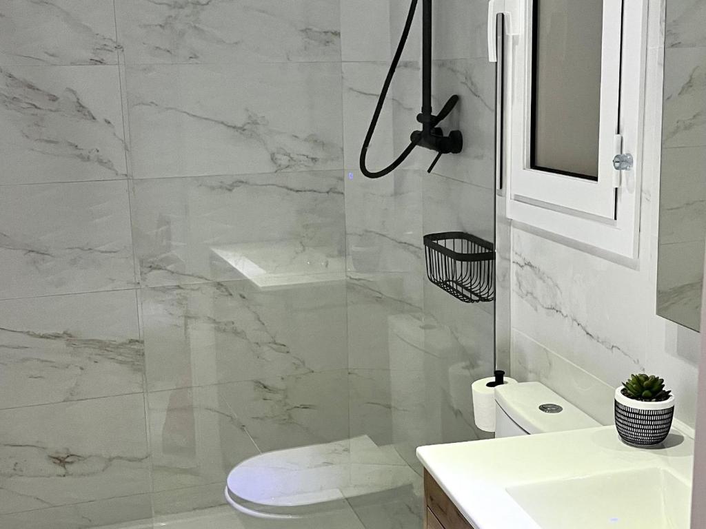 Apartamento renovado con 2 habitaciones en el corazón de Barcelona - ES-341-3