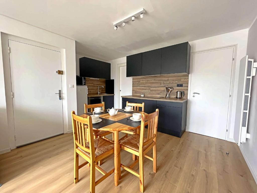 une cuisine avec une table et des chaises dans une pièce dans l'établissement Studio Cabine Épuré Proche Plage et Commerces à Berck - FR-1-646-77, à Berck-sur-Mer
