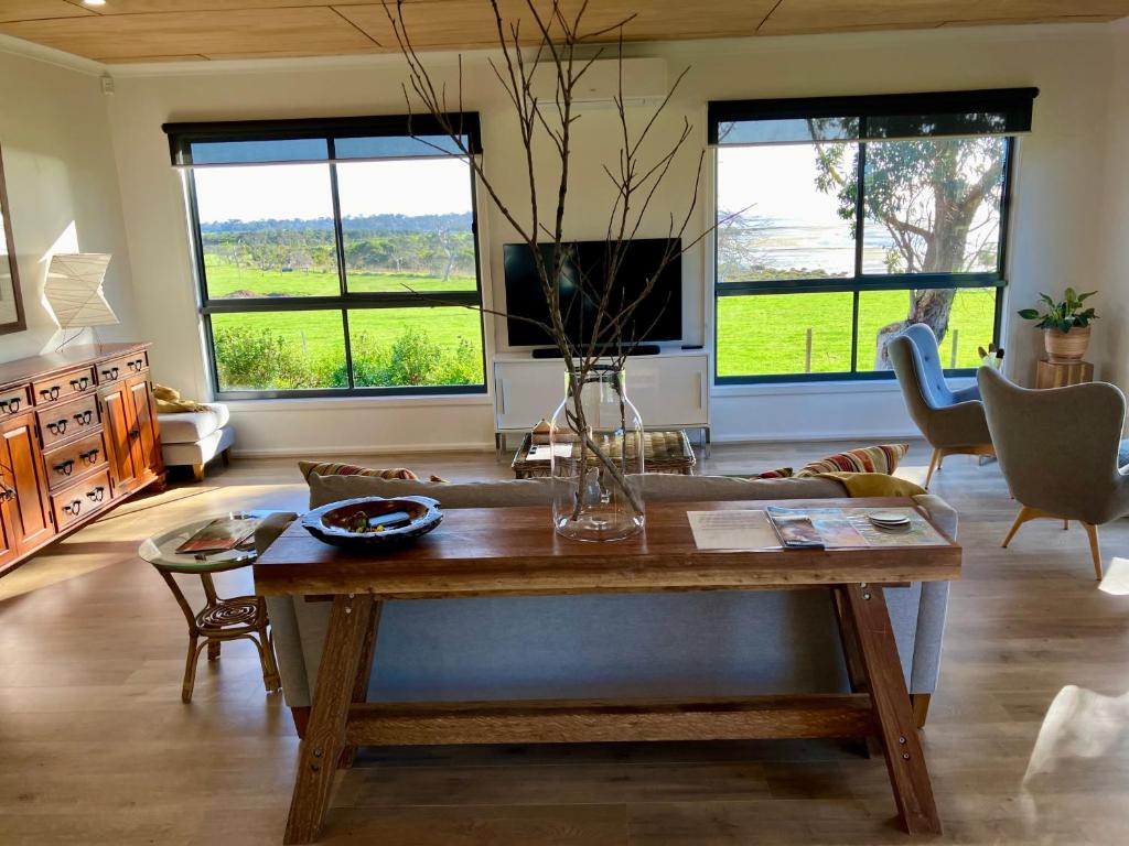 TV a/nebo společenská místnost v ubytování Pleasant Point Cottage Phillip Island