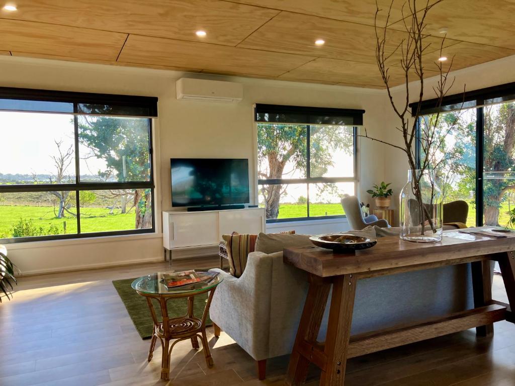 TV a/nebo společenská místnost v ubytování Pleasant Point Cottage Phillip Island