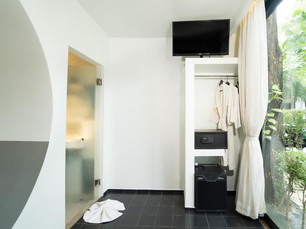 TV a/nebo společenská místnost v ubytování Tunnel Urban Retreat