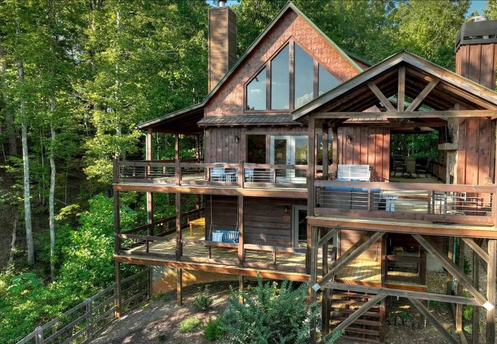 una cabaña en el bosque con una cubierta envolvente en Chalet Blue Ridge, en Blue Ridge