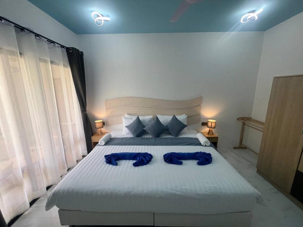 Postel nebo postele na pokoji v ubytování Infinity Beach Dhigurah