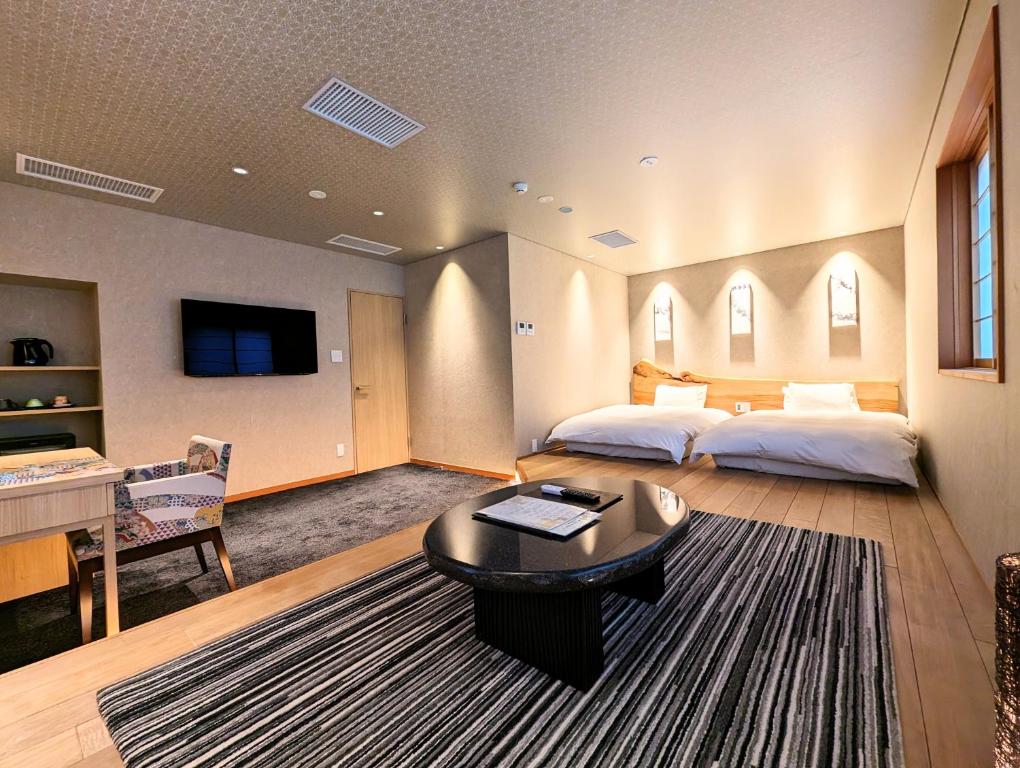 Postel nebo postele na pokoji v ubytování ひがし茶屋街らしく金沢 Hotel Rashiku kanazawa