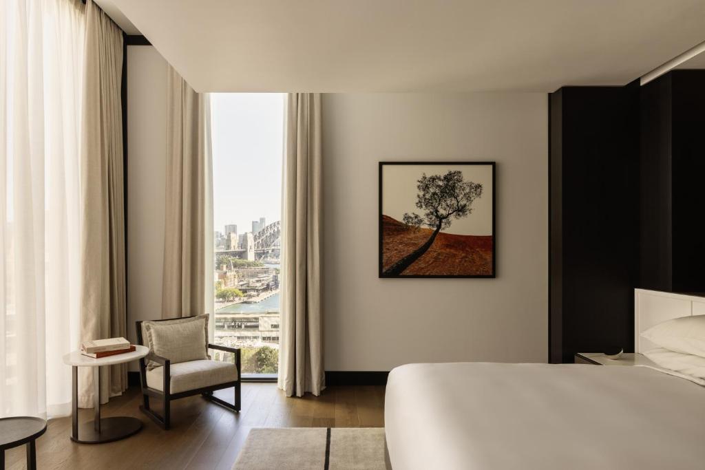 Postel nebo postele na pokoji v ubytování Capella Sydney
